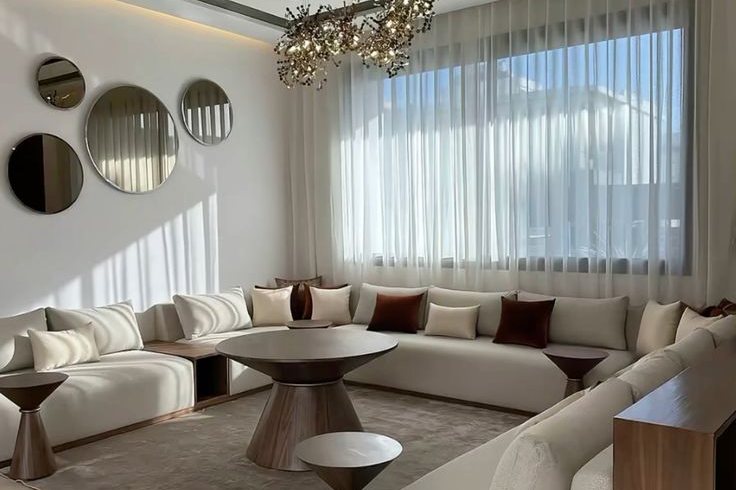 Salon d'un appartement contemporain en travertin