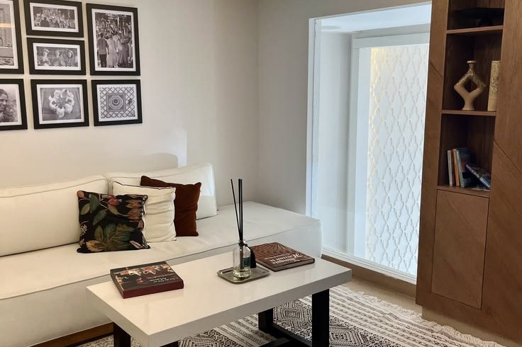 Salon d'un appartement contemporain en travertin
